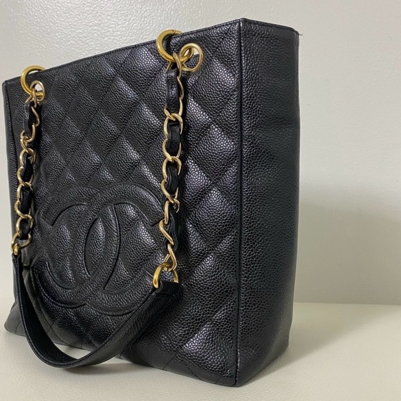 CHANEL Petite Shopping Tote (PST) in quilted caviar leather - Picture 2 of 15